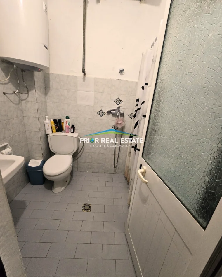 Tirane, jepet me qera apartament 2+1 Kati 1, 70 m² 60.000 ALL (Komuna e Parisit)