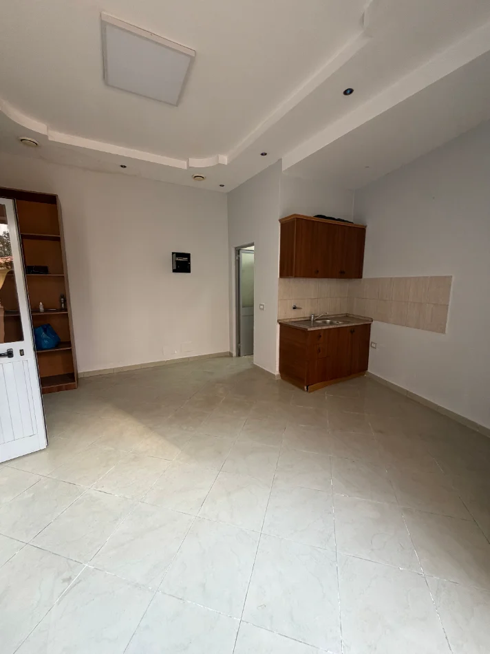 Tirane, jepet me qera dyqan Kati 0, 40 m² 420 € (Rruga Haxhi Hysen Dalliu)