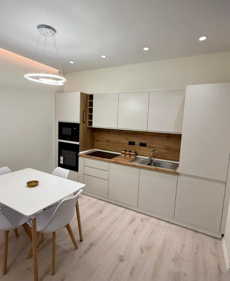 Tirane, jepet me qera 1+1 , 75 m² 750 € 