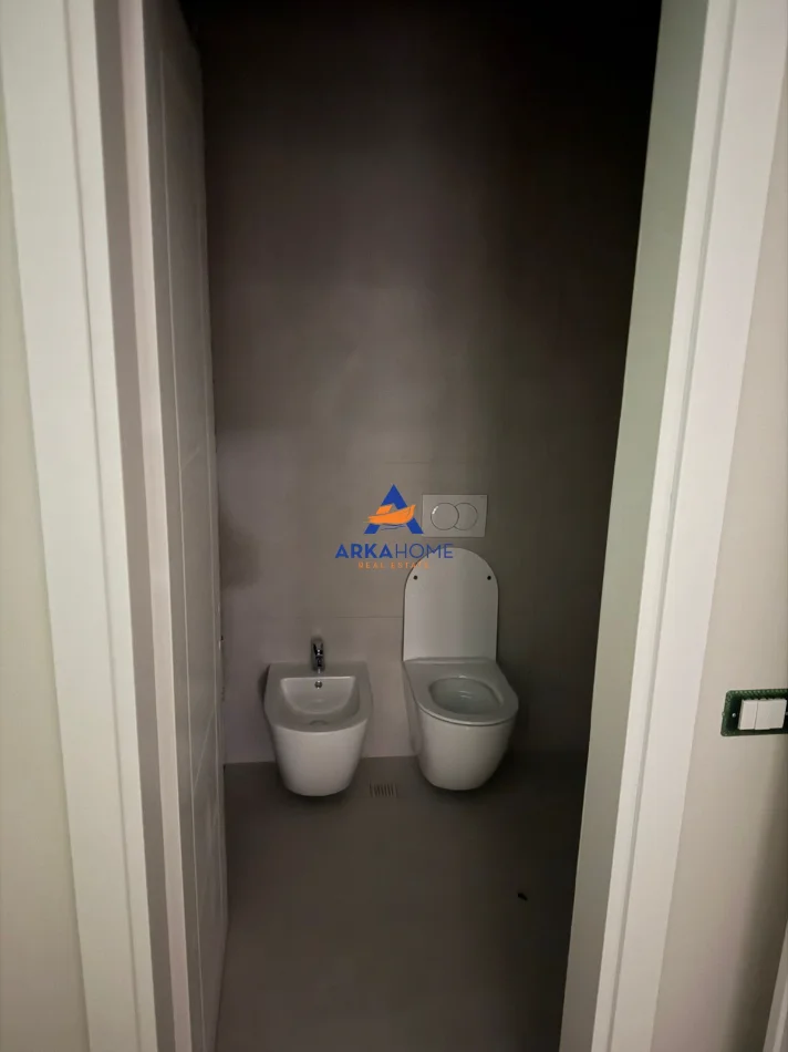 Tirane, jepet me qera ambjent biznesi Kati 8, 110 m² 1.000 € 