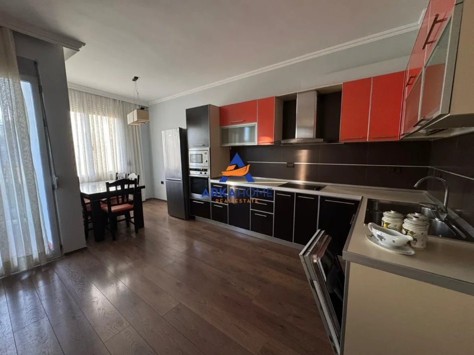 Tirane, jepet me qera apartament 2+1+Ballkon Kati 8, 105 m² 800 € 