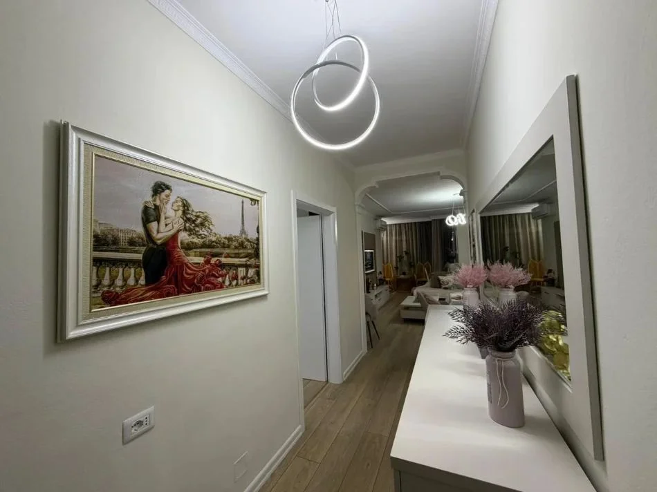 Tirane, jepet me qera apartament 3+1+Ballkon Kati 3, 92 m² 1.200 € (ISH EKSPOZITA)