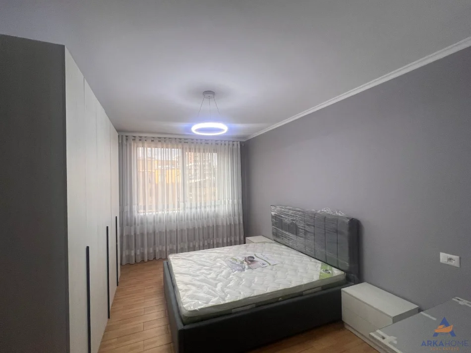 Tirane, jepet me qera apartament 2+1+Ballkon Kati 4, 90 m² 800 € 