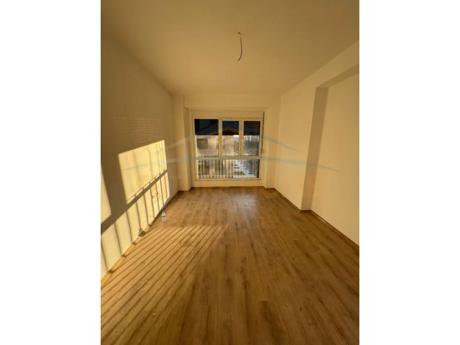 Tirane, jepet me qera apartament 3+1 Kati 1, 143 m² 1.000 € (Ish Fusha Aviacionit)