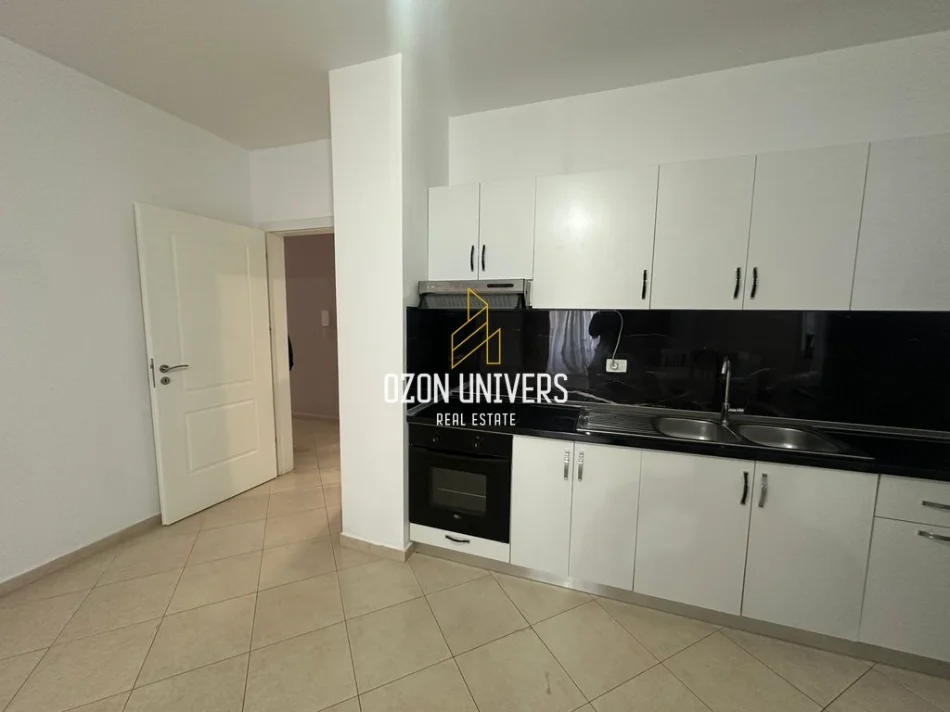Tirane, jepet me qera apartament 3+1+Ballkon Kati 2, 145 m² 1.000 € (5 Maji)