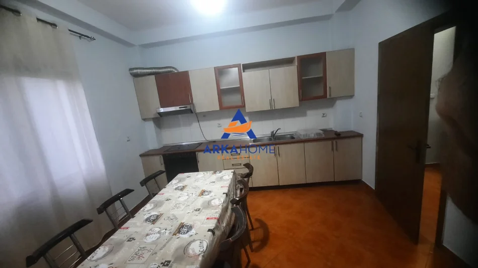 Tirane, jepet me qera apartament 2+1+Ballkon Kati 2, 148 m² 470 € 