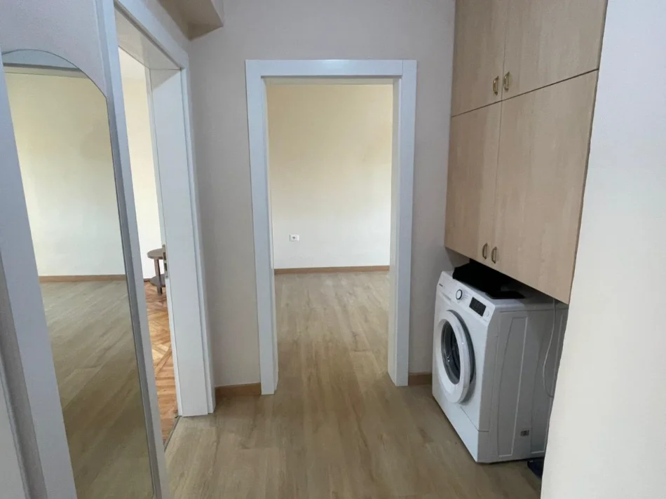 Tirane, jepet me qera zyre Kati 4, 600 € (Pazari i Ri, Kolonat)