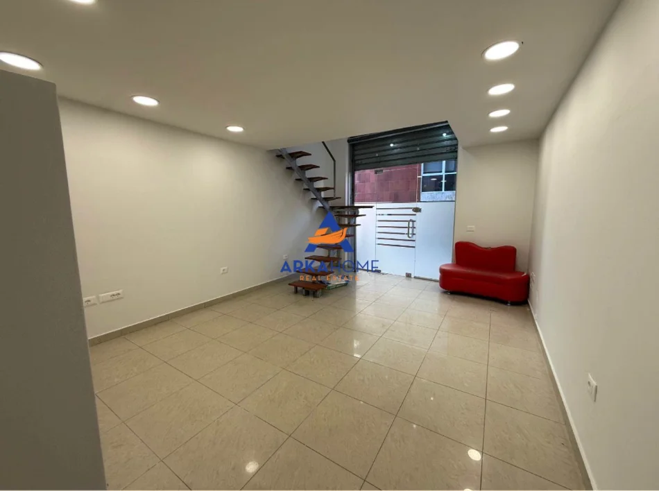 Tirane, jepet me qera ambjent biznesi Kati 0, 60 m² 626 € 
