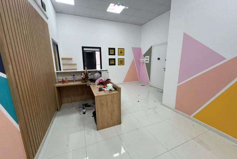 Tirane, jepet me qera zyre Kati 1, 240 m² 2.500 € (Rruga e Kavajes)