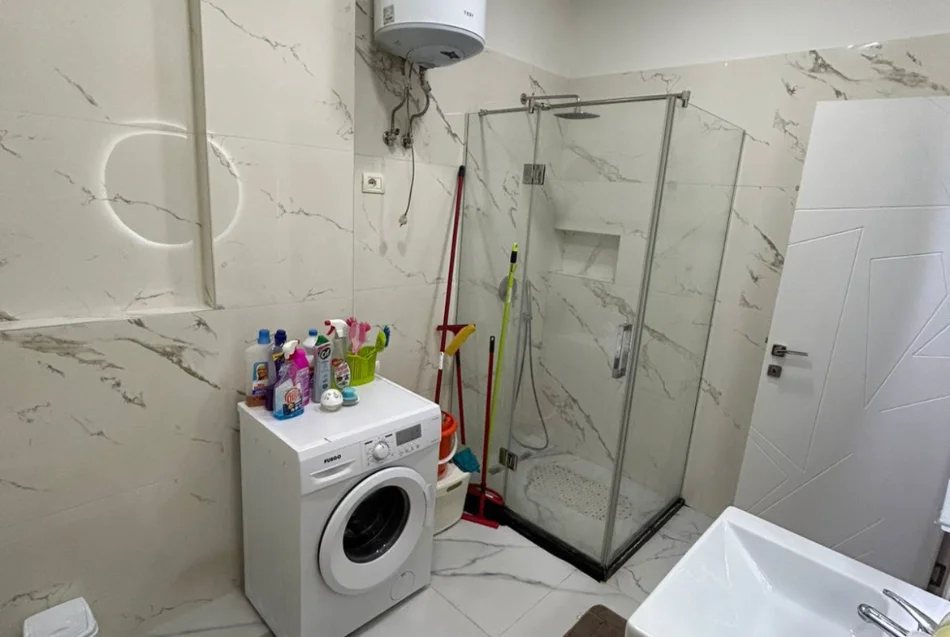 Tirane, jepet me qera apartament 1+1 Kati 2, 90 m² 600 € (Liqeni i thate)