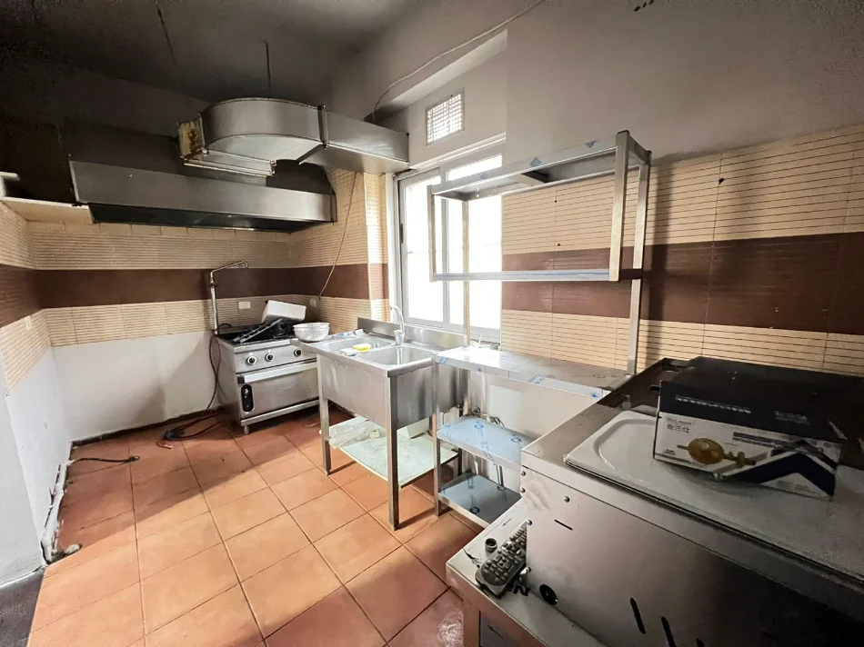 Tirane, jepet me qera bar-resorant Kati 0, 100 m² 2.090 € (Bulevardi Bajram Curri)