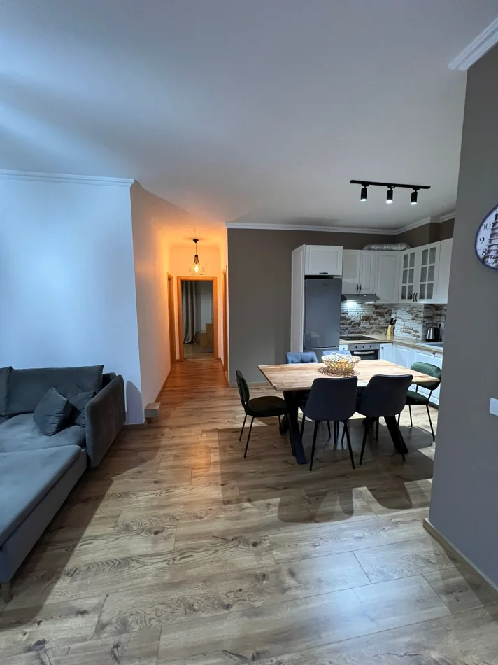 Tirane, jepet me qera apartament 2+1+Ballkon Kati 3, 100 m² 850 € (Kopshti Botanik)