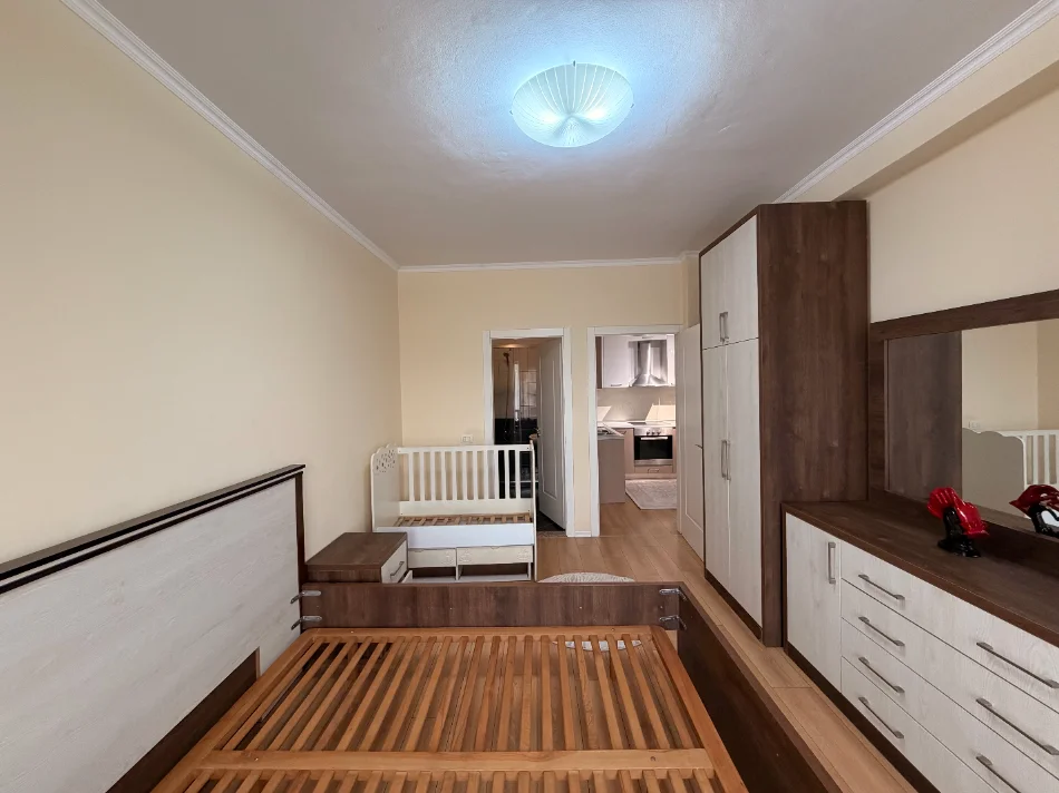 Tirane, jepet me qera apartament 2+1+Parkim Kati 3, 117 m² 85'000 leke/muaj - Kopshtit Botanik (Hyrja)