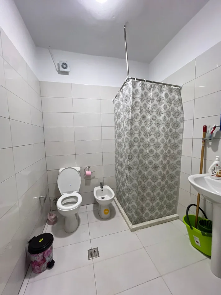 Tirane, jepet me qera apartament 1+1+Ballkon Kati 2, 83 m² 350 € 