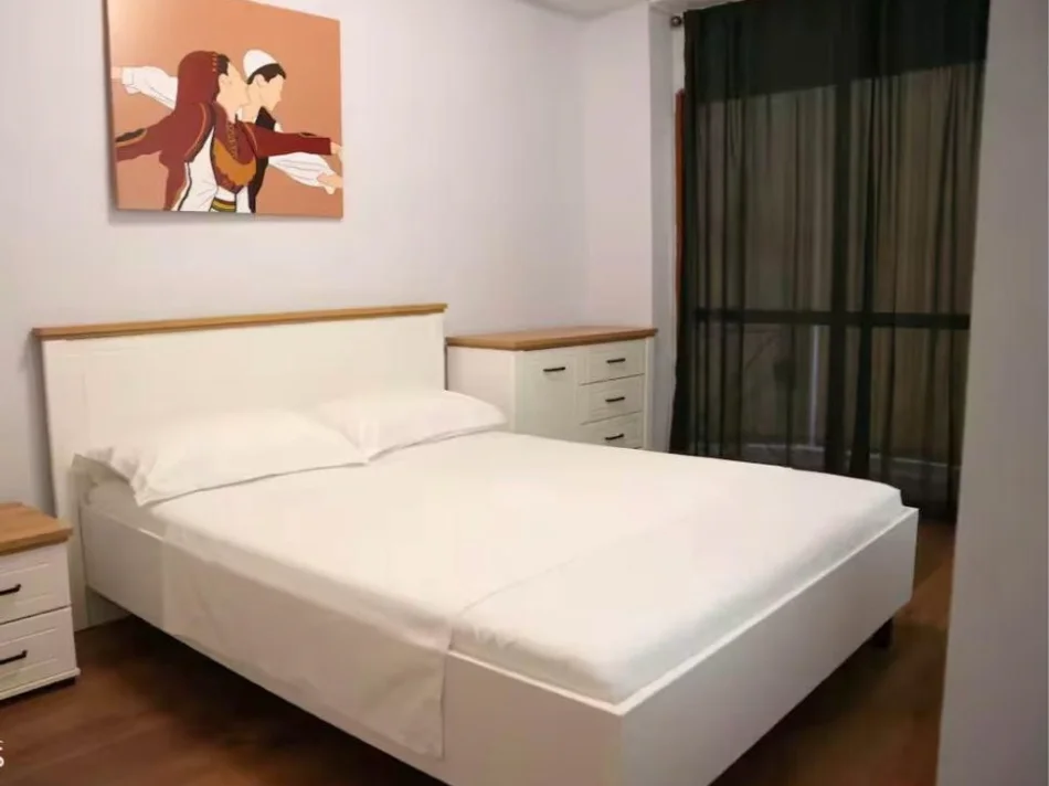 Tirane, jepet me qera apartament 2+1 , 900 € 