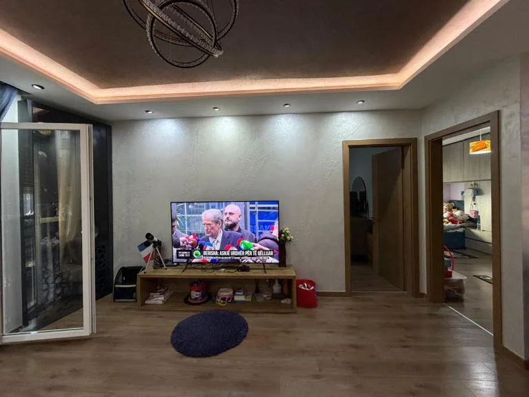 Tirane, shitet apartament 2+1+Ballkon Kati 2, 100 m² 300.000 € 