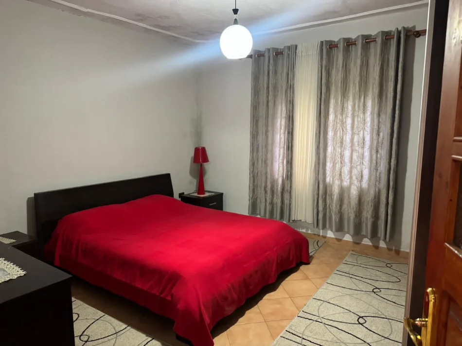 Tirane, jepet me qera shtepi 2+1+Ballkon Kati 1, 111 m² 450 € (Allias)