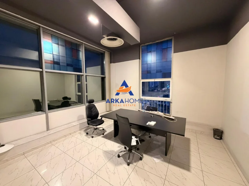 Tirane, jepet me qera zyre Kati 3, 370 m² 3.700 € 