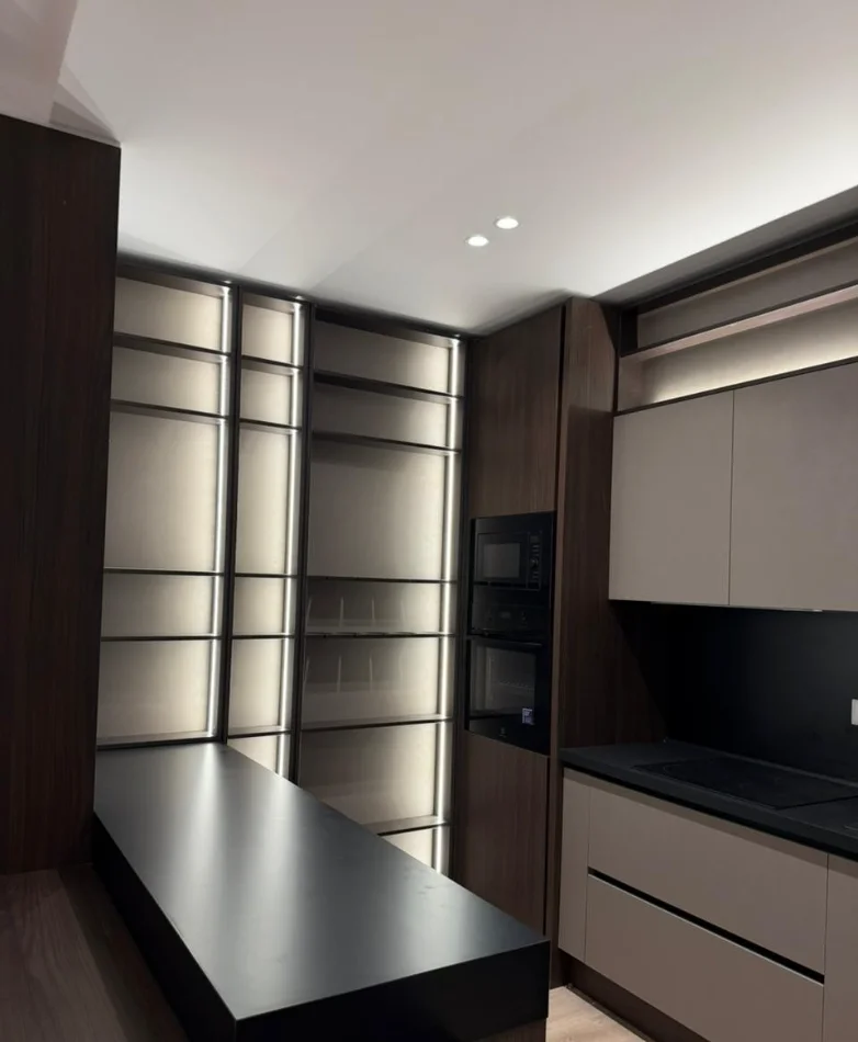 Tirane, jepet me qera apartament 2+1 , 140 m² 2.800 € 