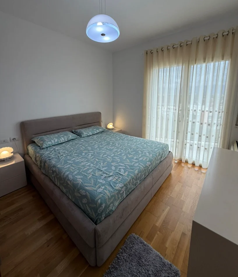 Tirane, jepet me qera apartament 2+1 , 95 m² 900 € 