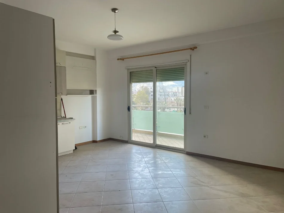 Vlore, jepet me qera apartament 3+1+Ballkon Kati 3, 140 m² 400 € (Bulevardi Ismail Qemali,pran Aulona Park, Vlore)