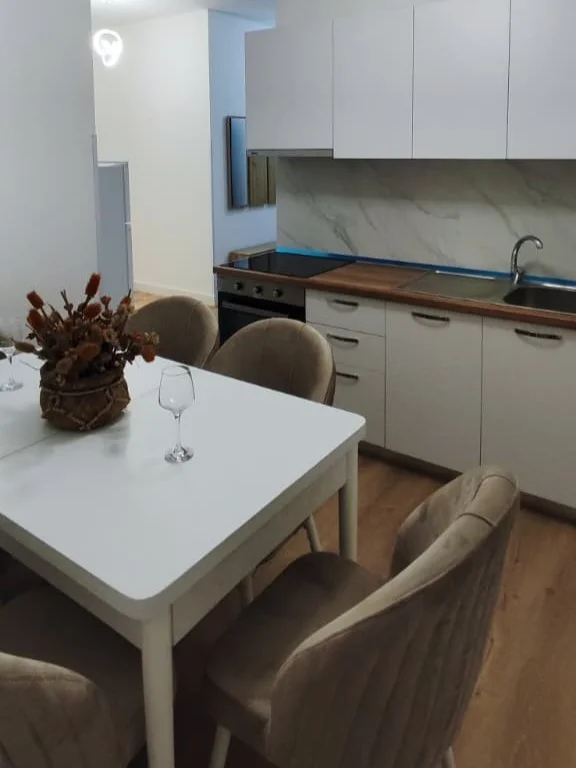 Tirane, jepet me qera apartament 1+1 Kati 5, 85 m² 700 € (pranë Myslym Shyrit &amp; Rrugës së Kavajës)