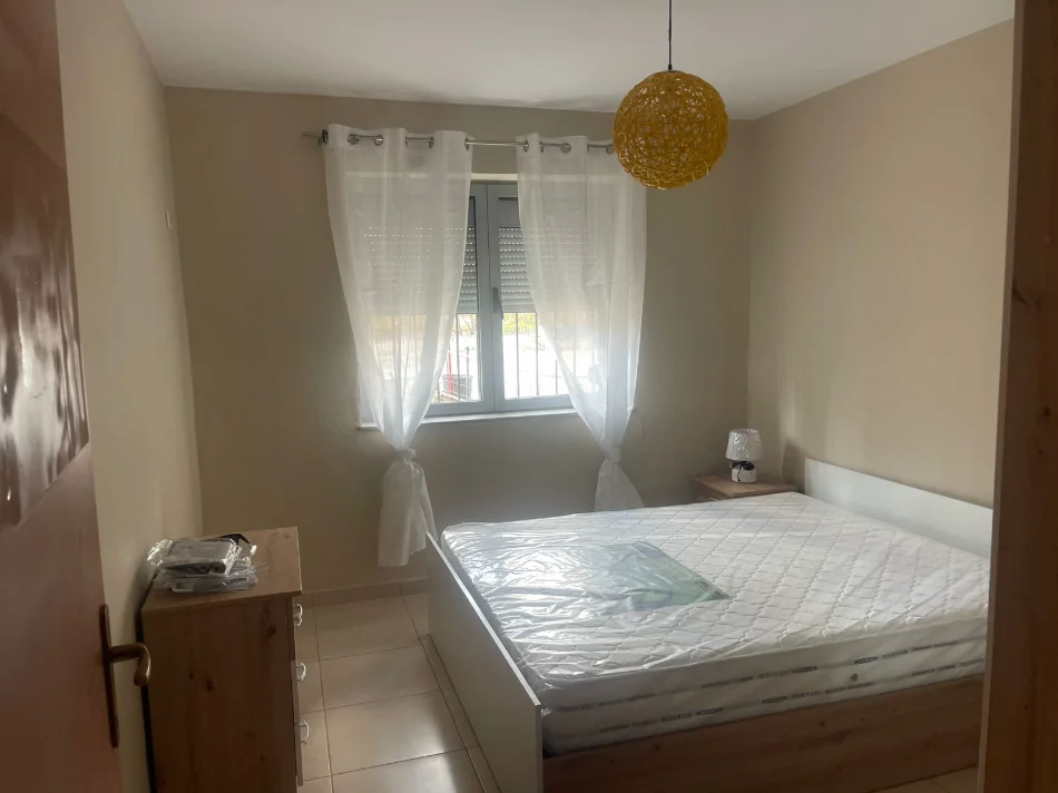 Tirane, jepet me qera apartament 1+1+Ballkon Kati 2, 55 m² 450 € (Brryli)
