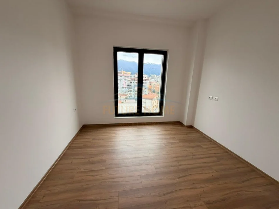 Tirane, jepet me qera apartament 3+1 Kati 7, 121 m² 1.000 € (Rruga e Barrikadave)
