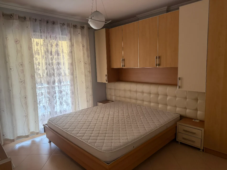 Tirane, jepet me qera apartament 1+1+Ballkon Kati 5, 64 m² 500 € (Prokuroria e Tiranes/Rr.Haxhi Hysen Dalliu)