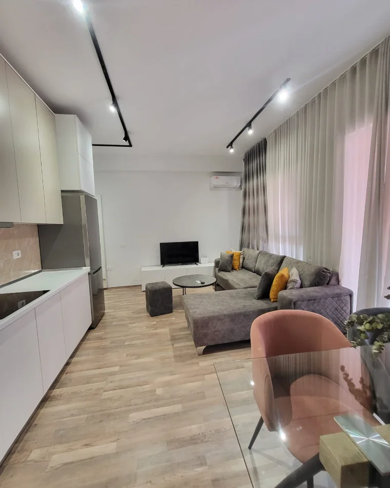 Tirane, jepet me qera 1+1 , 62 m² 420 € (Ali Demi)