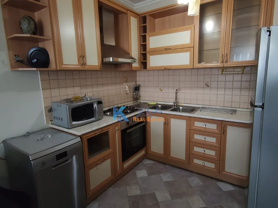 Tirane, jap me qera apartament 1+1+Ballkon Kati 10, 70 m² 600 € (prane shkolles se baletit)
