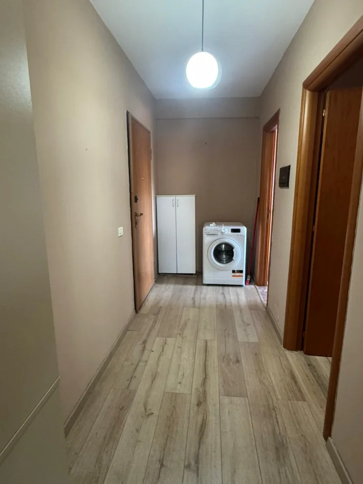 Tirane, jepet me qera apartament 1+1+Ballkon Kati 4, 65 m² 500 € (pranë SPAK / Stacioni i Trenit)