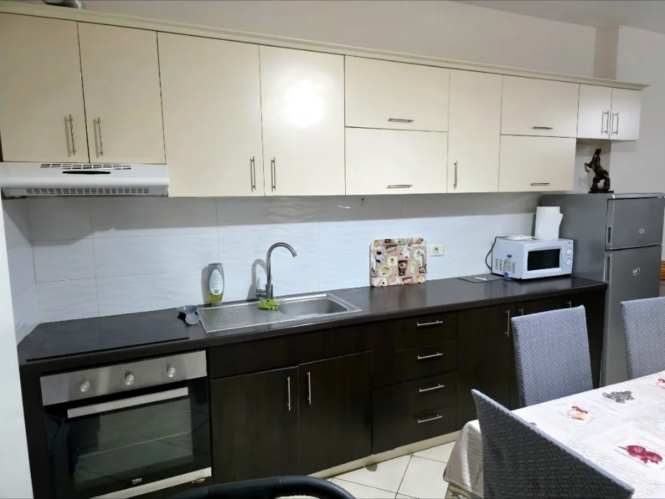 Tirane, jepet me qera apartament 1+1 Kati 7, 62 m² 420 € (Bulevardi Migjeni)
