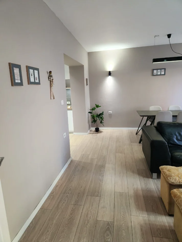 Tirane, jepet me qera apartament 1+1+Ballkon Kati 2, 70 m² 680 € (21 dhjetori)