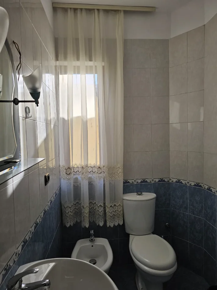 Tirane, jepet me qera apartament 2+1 , 80 m² 350 € (Misto Mame)