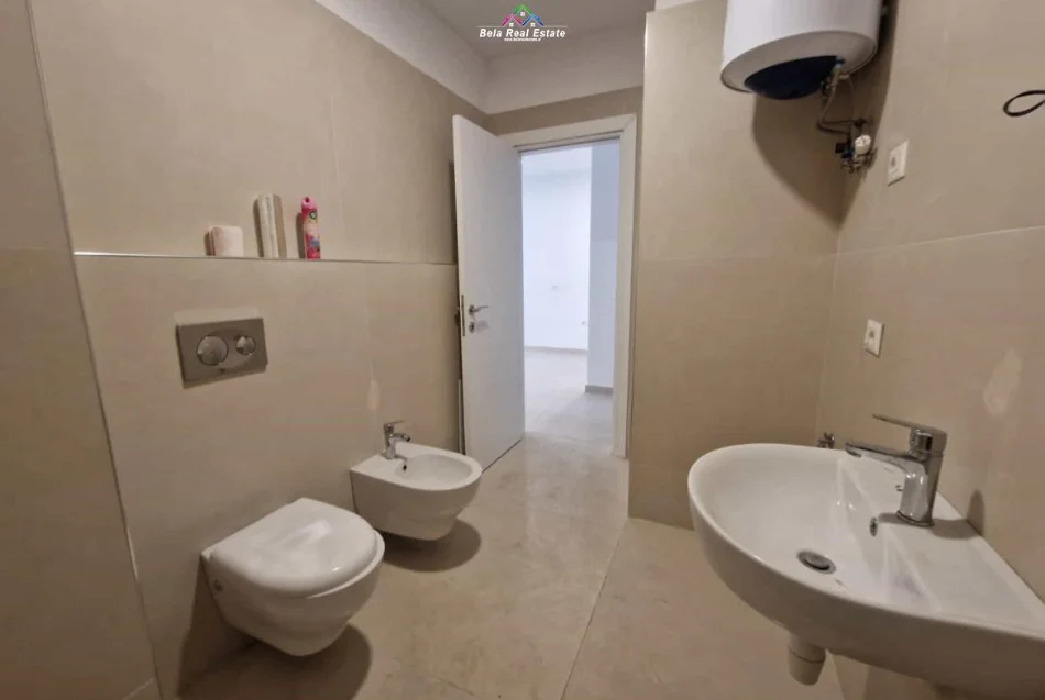 Tirane, jepet me qera zyre Kati 3, 66 m² 570 € (Rruga Kongresi i Manastirit)