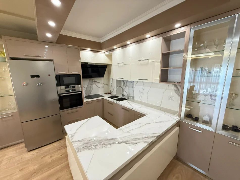 Tirane, jepet me qera apartament 2+1 Kati 2, 95 m² 900 € (Rruga Tafaj)