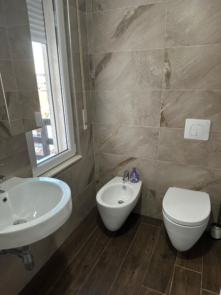 Tirane, jepet me qera apartament 2+1 Kati 2, 95 m² 800 € (Rruga Tafaj)