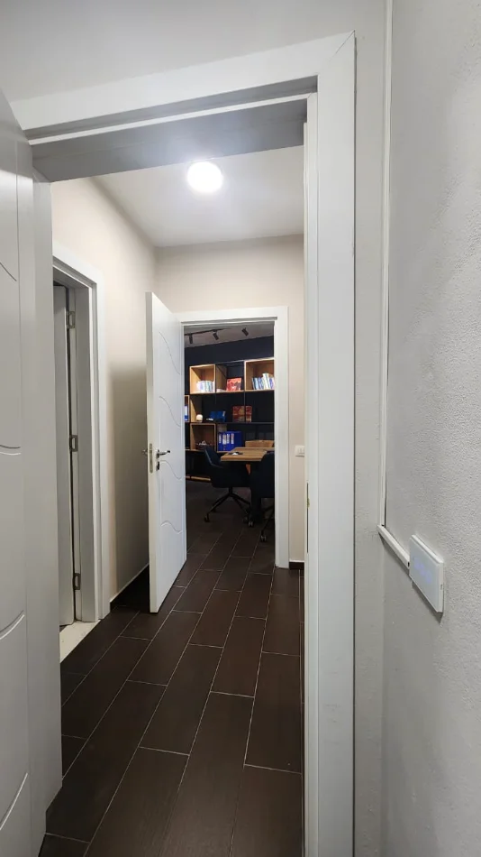 Tirane, jepet me qera zyre Kati 1, 74 m² 750 € (Rruga Sami Frasheri)