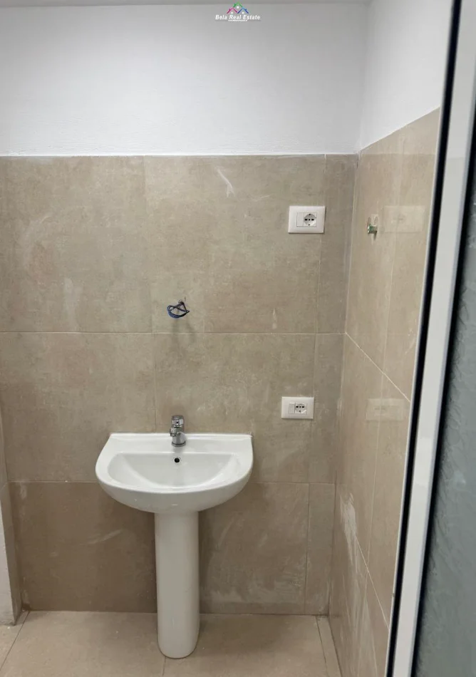 Tirane, shes dyqan Kati 0, 39 m² 213.400 € (mine peza)