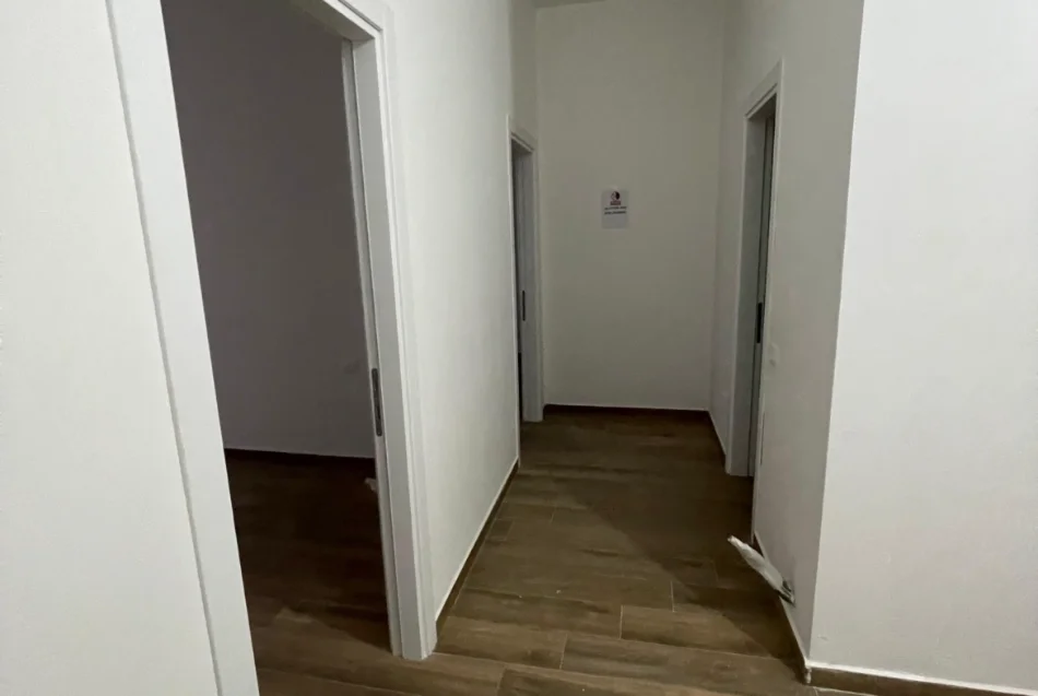 Tirane, jepet me qera zyre Kati 2, 118 m² 650 € (FARMACIA 10)