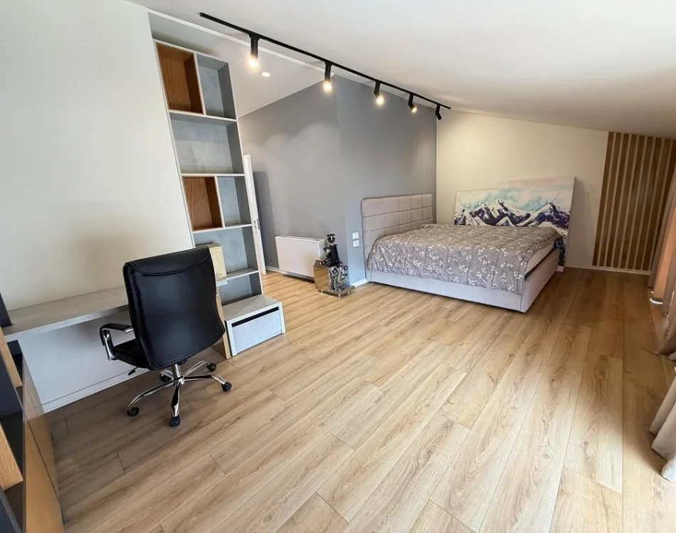 Tirane, jepet me qera apartament 3+1 , 200 m² 1.500 € 