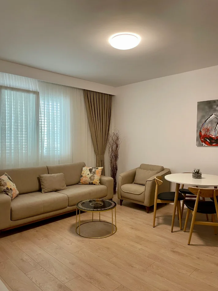 Tirane, jepet me qera apartament 2+1+Ballkon Kati 5, 90 m² 950 € (Rruga e Kavajës, pranë Kishës Ortodokse)
