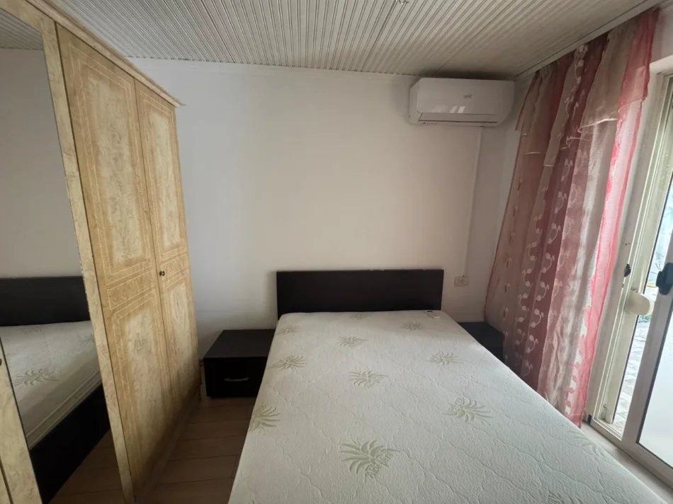 Tirane, jepet me qera shtepi 1 kateshe 1+1 Kati 1, 50 m² 450 € (Kryqëzimi i Komunës së Parisit)