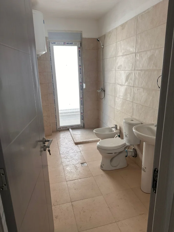 Tirane, jepet me qera zyre Kati 3, 100 m² 450 € (Rruga xhemal Sheh Abazi)