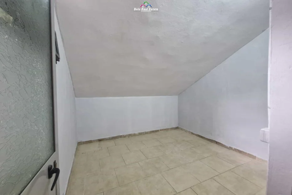 Tirane, jepet me qera dyqan Kati -1, 300 m² 2.500 € (Bulevardi Bajram curri)