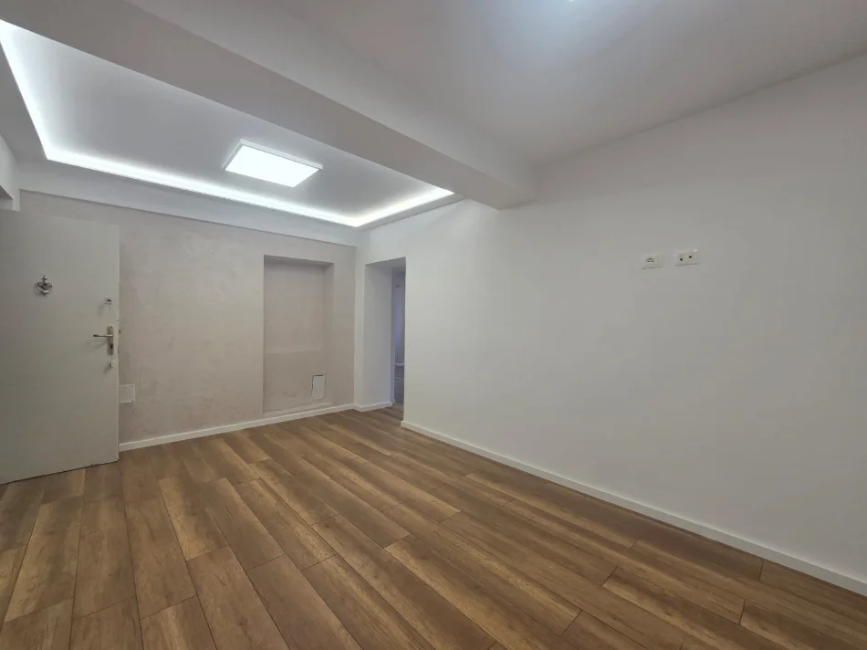 Tirane, jepet me qera zyre Kati 2, 78 m² 800 € (Bulevardi Zhan Dark)