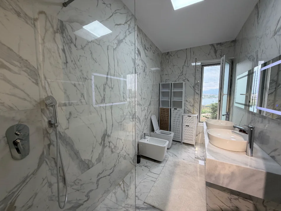 Tirane, jepet me qera Vile 3 Katshe , 221 m² 3.000 € (Liqeni Farkes)