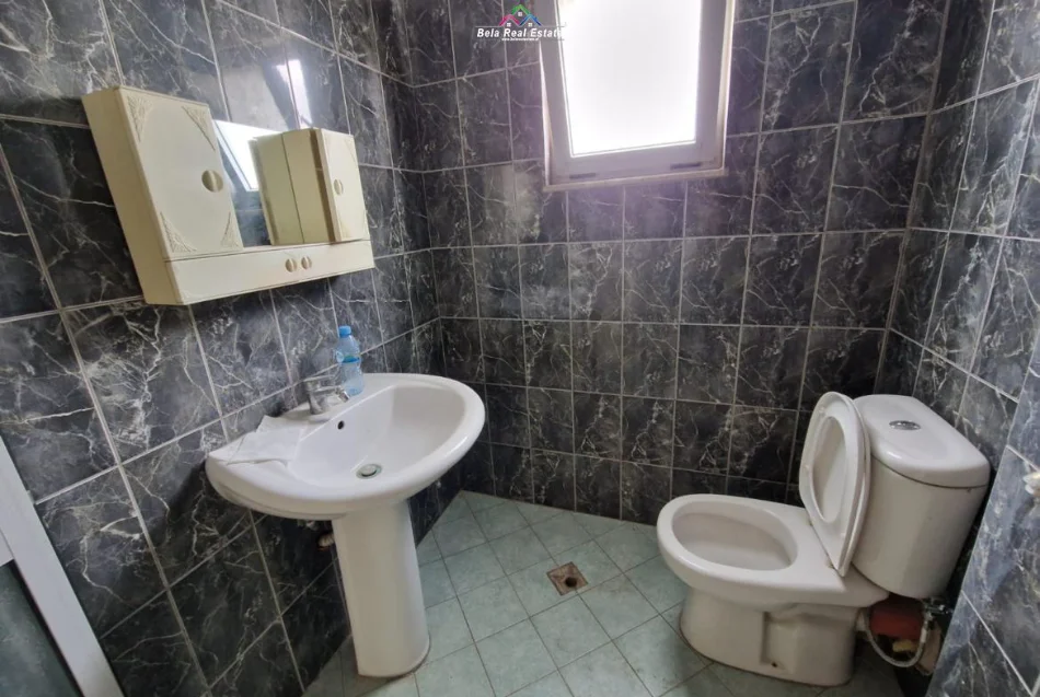 Tirane, jepet me qera zyre Kati 2, 220 m² 600 € (mezez)