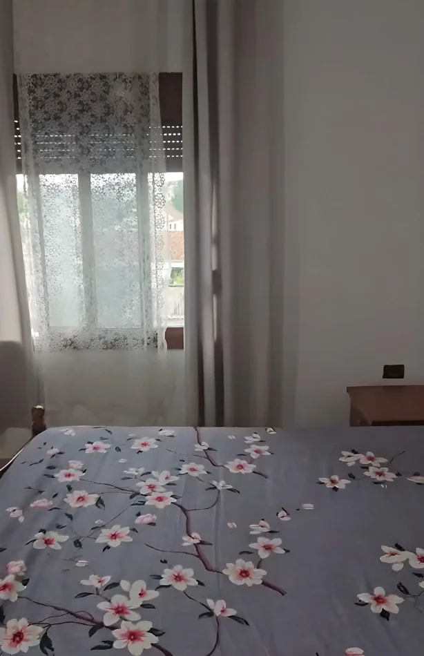 Tirane, jepet me qera apartament 1+1+Ballkon Kati 3, 67 m² 350 € (Laprakë, Rruga Llazar Shapatini)